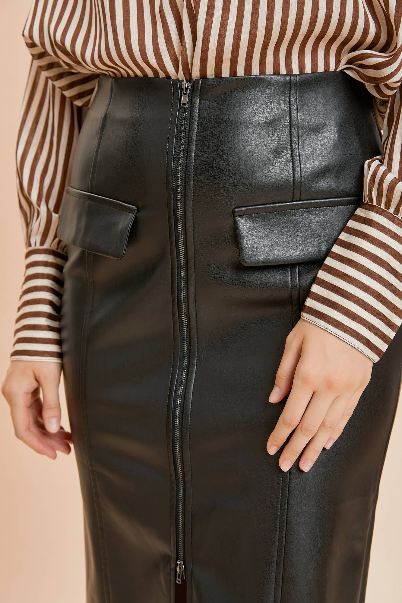TWO WAY ZIPPER LEATHER SKIRT: DK.BEIGE