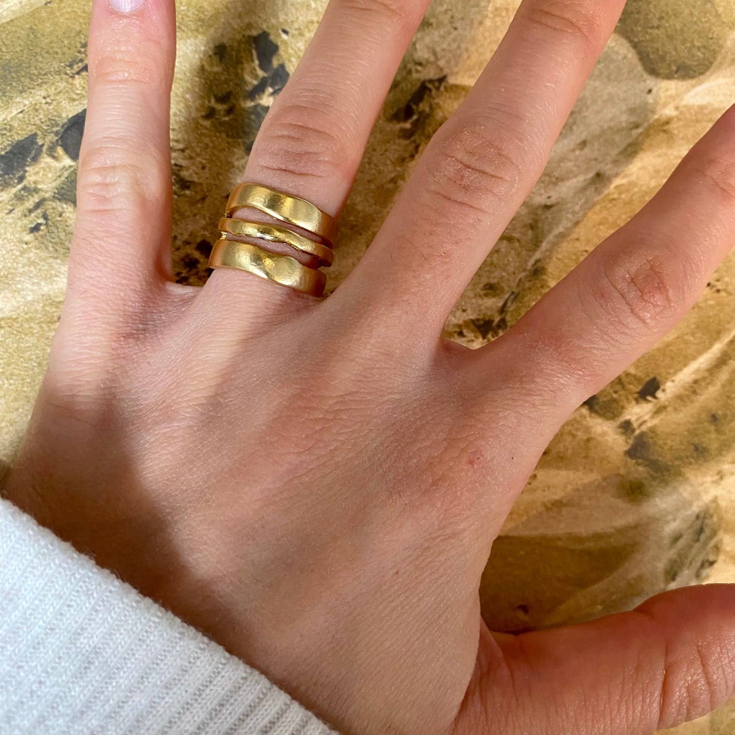 Wavy line ring: Gold